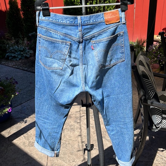 Red Tag Levi’s Distressed Boyfriend/Cigarette Jeans - Picture 3 of 7